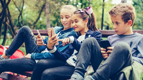 Niños con el teléfono móvil