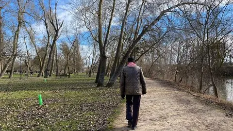 Un hombre pasea en Zamora por las proximidades del río Duero