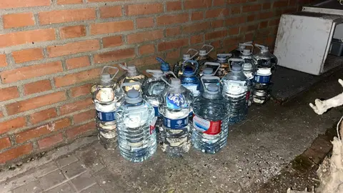 Botellas de agua en la puerta del refugio