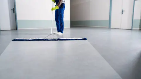 Trabajador del sector de la limpieza. Fotografía de archivo2