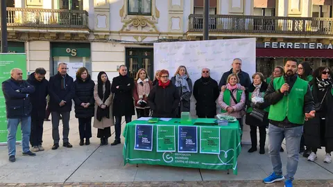Mesa de la AECC en Zamora
