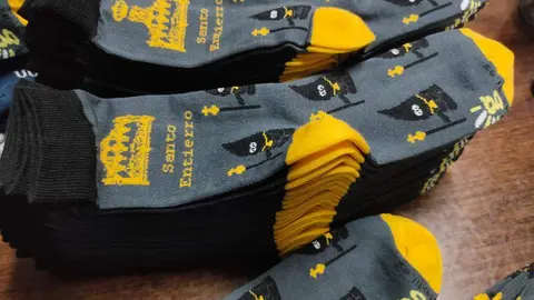 Los nuevos calcetines 'semanasanteros' de Santiago Textil