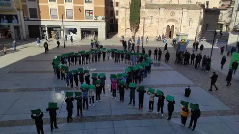 Gran lazo formado por escolares zamoranos con motivo del Día Mundial contra el Cáncer