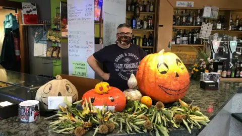 Ángel, gerente del bar Campa