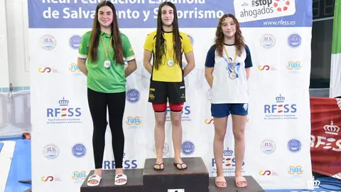 Irene Calvo del Salvamento Dragones en el cajón más alto del podio