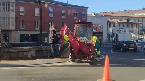 operarios en la Plaza de Alemania. Imagen Zamora News