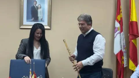 Entrega del bastón de mando al nuevo alcalde de Fuentesaúco, José María Ramos, de Ciudadanos