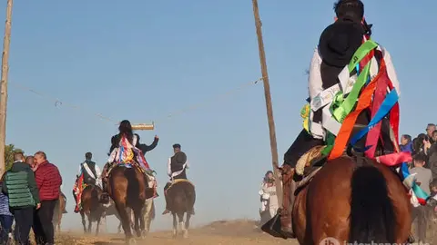 Los quintos de Fuentes de Ropel protagonizan la tradicional carrera de las cintas. Fotografía: Interbenavente.es