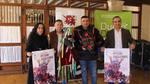 El director general de la AECT Duero-Douro, José Luis Pascual y el presidente de la federación de mascaradas de la provincia de Zamora, José Javier Sánchez, en la presentación del III Encuentro de Rituales Ancestrales