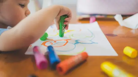 Un pequeño realiza actividades en un aula. Fotografía de archivo