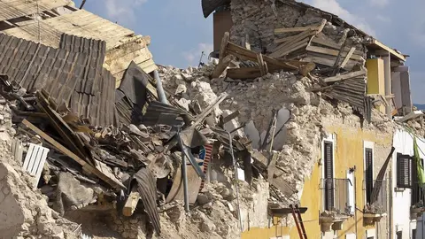 Casa derruida por terremoto (archivo)