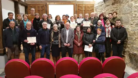 Antonio Rodríguez y José Fernández con los alumnos del aula Uned Senior Puebla de Sanabria