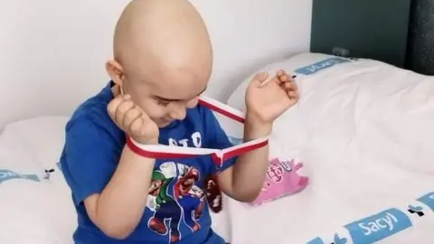 El pequeño Alberto recibe el alta y abandona el hospital vía Salamancartvaldia.es