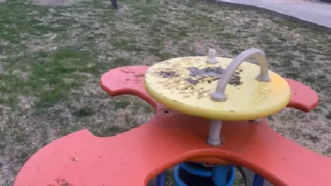 Parque infantil deteriorado