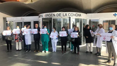Protesta auxiliares de enfermería a las puertas del Virgen de la Concha