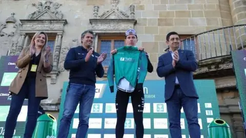 Pogacar, con el maillot para Estela / Clásica Jaén