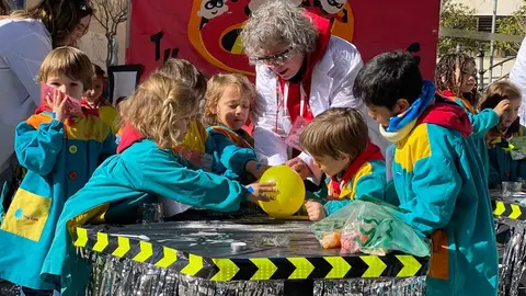 Alumnos de Trilema Zamora salen a la calle para exponer sus trabajos por proyectos en el área de Ciencias. Fotografías: Trilema Zamora