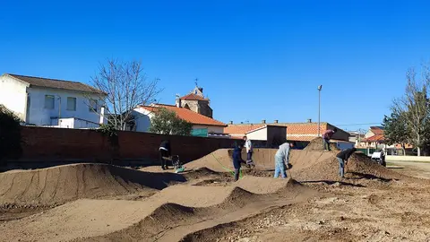 Obras de la pista de skate. Fotografía: Ayuntamiento de Villaralbo