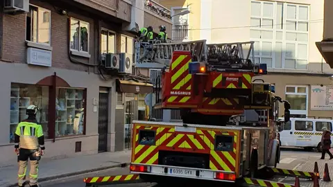 Los bomberos intervienen en la calle Toro