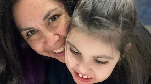 África junto a su madre María