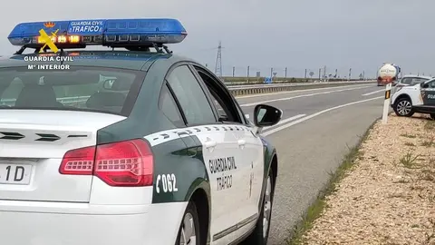 Guardia Civil vigilancia en carreteras