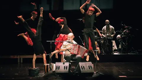 Actuación del grupo Korrontzi. Foto Guille Urkijo-min