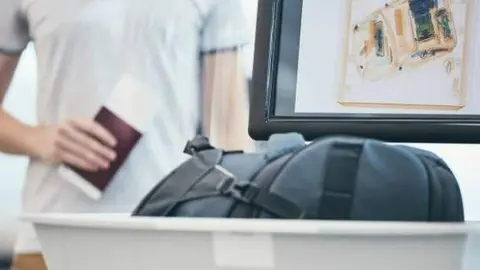 Control de seguridad en un aeropuerto. Fotografía de archivo