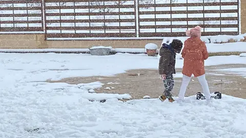 Escolares jugando en la nieve