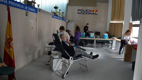 Agentes de Policía Nacional donando sangre