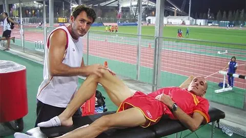 Ángel Basas (de pie), junto a un atleta español vía Salamancartvaldia.es