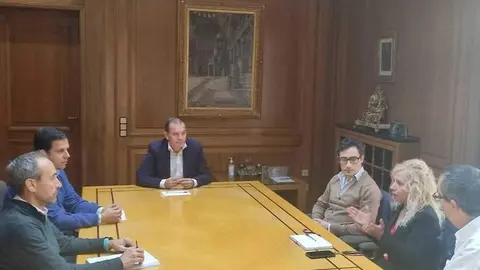 reunión del presidente de la Diputación con Vinos de Sierra de la Culebra