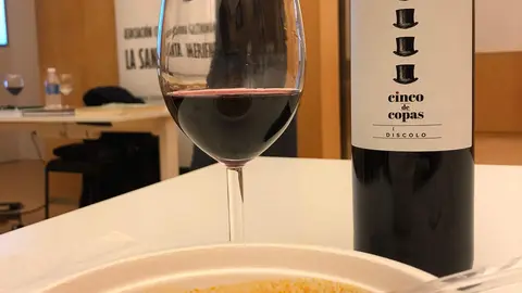 David Gago en una charla sobre Ramón Álvarez a los socios de La Santa Merienda