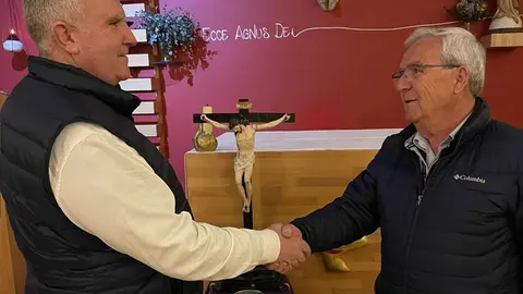 El presidente saliente del Corpus Christi, José Panero Sogo, y el entrante, Juan Carlos Lorenzo, se saludan. Fotografía: CEDIDA