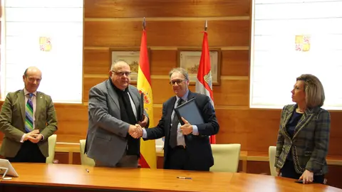 El consejero de Sanidad de la Junta de Castilla y León y el subdirector general de la Fundación la Caixa Marc Simón durante la firma