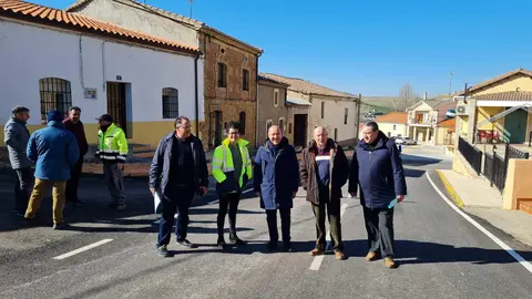 José María Barrios, Félix Roncero y Rafael Calvo en las obras de mejor de la carretera entre Peleas de Abajo y Jambrina