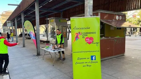 Mesa y caseta de la Asociación Corriendo con el Corazón por Hugo