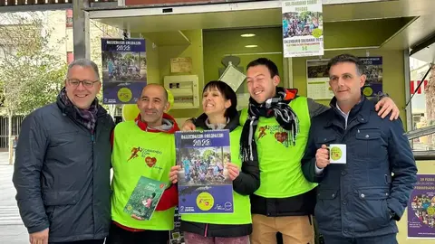 Prada y Silva con miembros de la asociación