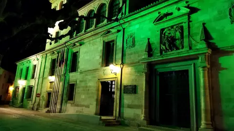 El Palacio de la Encarnación iluminado de verde en apoyo a las enfermedades raras