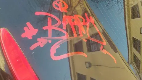 Grafitis sobre coches en la zona de La Aldehuela