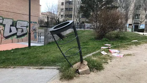Papelera arrancada entre la calle de Diego de Losada y el parque de Eduardo Barrón