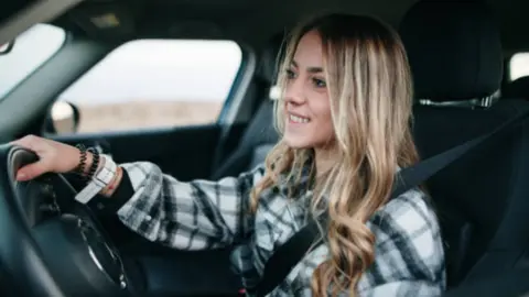 Joven al volante. Fotografía de archivo