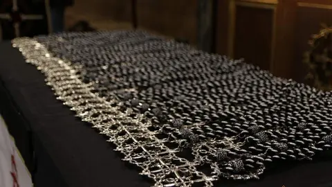 Imposición de medallas nuevos hermanos de la Tercera Caída_5