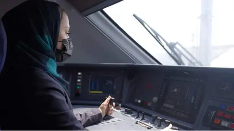 Mujer maquinista Arabia Saudi. Fotografía: Renfe
