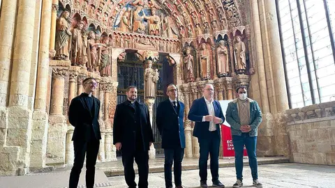 Jesús María Prada, Tomás del Bien , José Manuel Chillón y los párrocos de Toro tras la firma del convenio para la apertura de los monumentos de Toro los 365 días del año