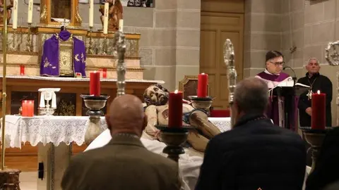 El Yacente celebra su segundo Vía Crucis (8)