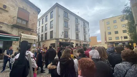 La Tuna Universitaria canta a la Virgen de la Soledad (1)
