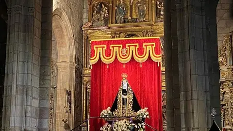 La Tuna Universitaria canta a la Virgen de la Soledad (3)