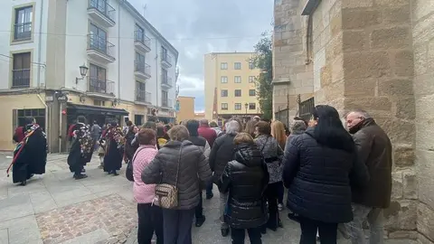 La Tuna Universitaria canta a la Virgen de la Soledad (2)