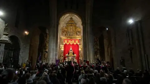La Tuna Universitaria canta a la Virgen de la Soledad (7)