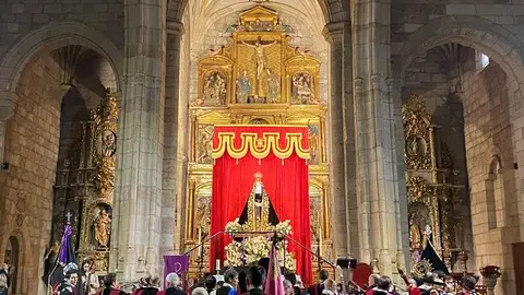La Tuna Universitaria canta a la Virgen de la Soledad (8)